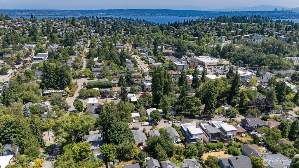 5547 38th Avenue NE Seattle WA 98105