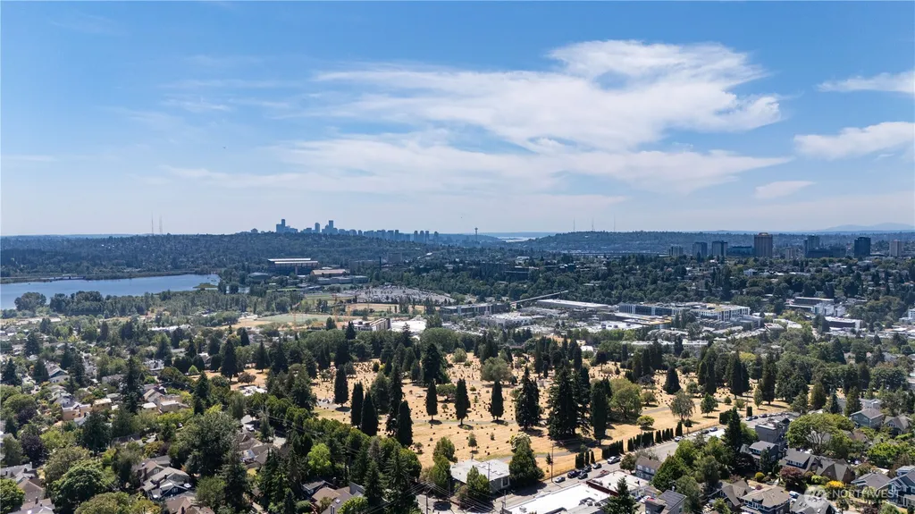 5547 38th Avenue NE Seattle WA 98105