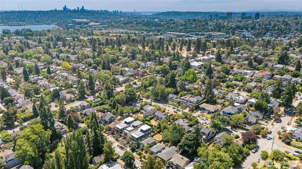 5547 38th Avenue NE Seattle WA 98105