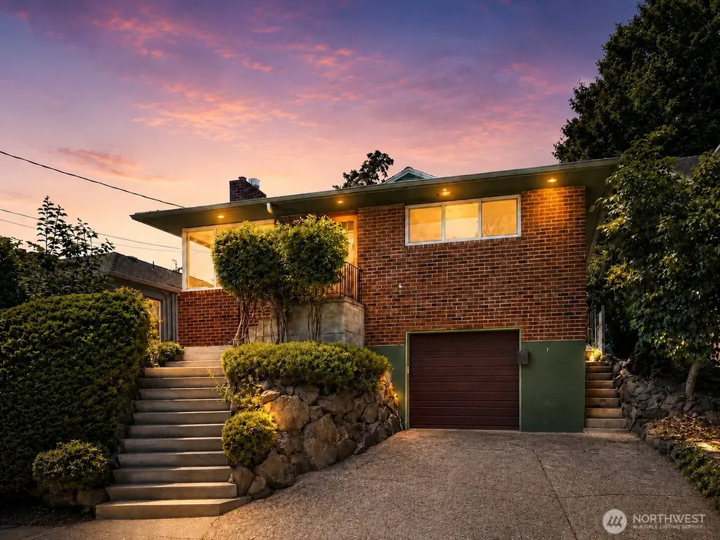 5547 38th Avenue NE Seattle WA 98105