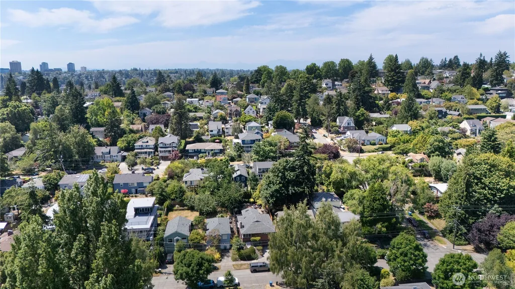 5547 38th Avenue NE Seattle WA 98105