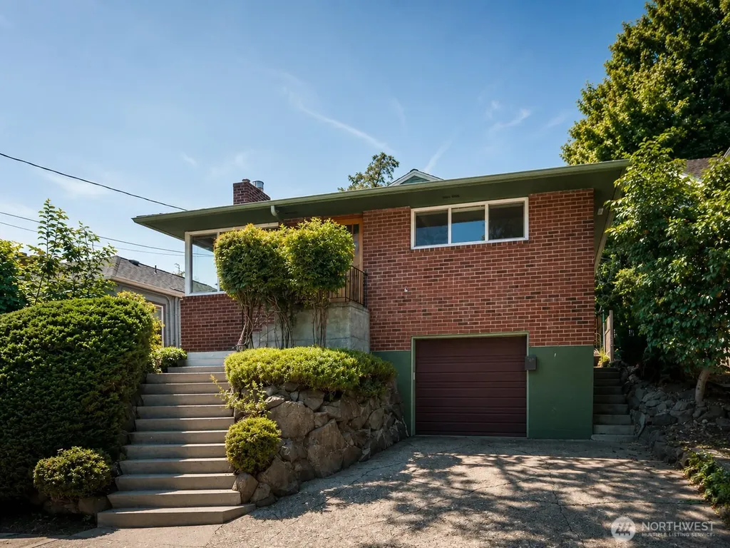 5547 38th Avenue NE Seattle WA 98105