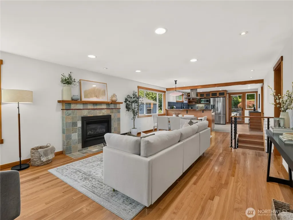 5547 38th Avenue NE Seattle WA 98105