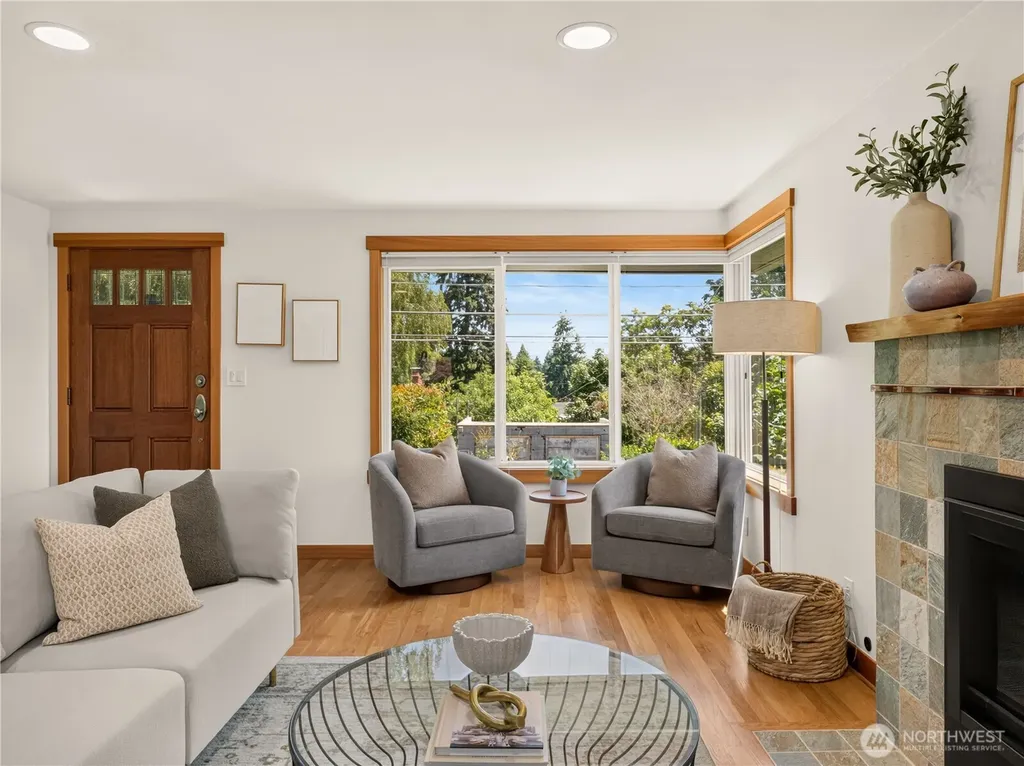 5547 38th Avenue NE Seattle WA 98105