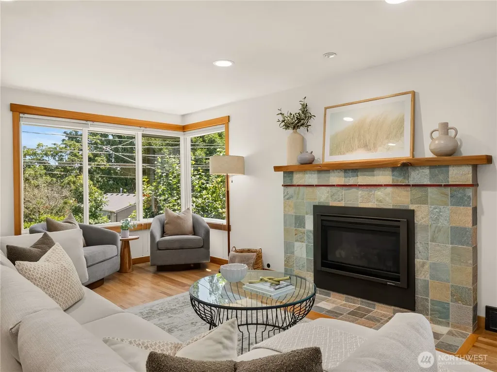 5547 38th Avenue NE Seattle WA 98105