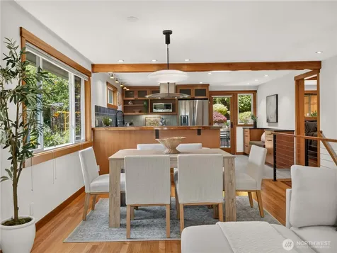 5547 38th Avenue NE Seattle WA 98105