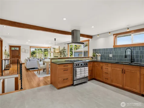 5547 38th Avenue NE Seattle WA 98105