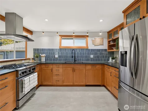 5547 38th Avenue NE Seattle WA 98105