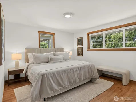 5547 38th Avenue NE Seattle WA 98105