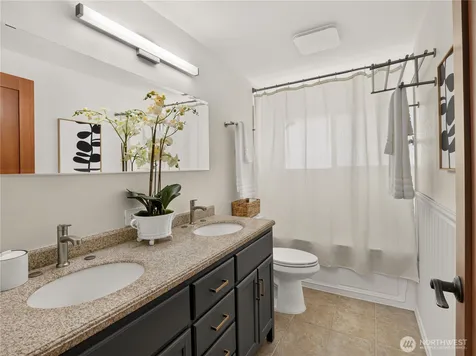 5547 38th Avenue NE Seattle WA 98105