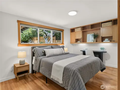5547 38th Avenue NE Seattle WA 98105