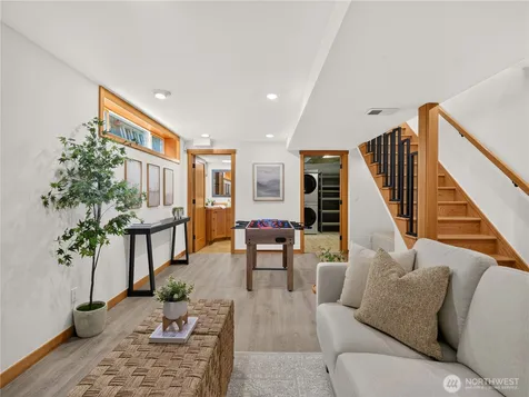 5547 38th Avenue NE Seattle WA 98105