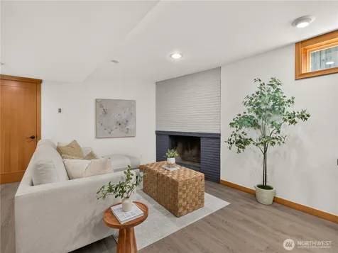 5547 38th Avenue NE Seattle WA 98105