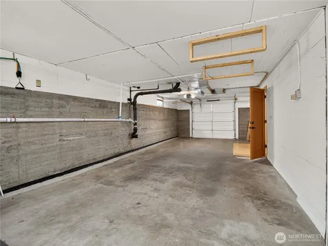 5547 38th Avenue NE Seattle WA 98105