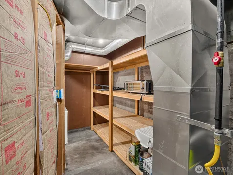 5547 38th Avenue NE Seattle WA 98105