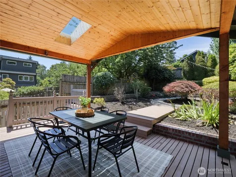 5547 38th Avenue NE Seattle WA 98105