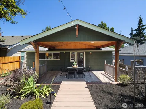 5547 38th Avenue NE Seattle WA 98105