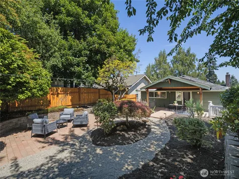 5547 38th Avenue NE Seattle WA 98105