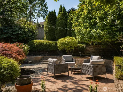 5547 38th Avenue NE Seattle WA 98105