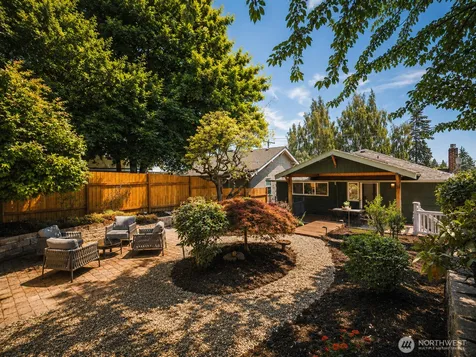 5547 38th Avenue NE Seattle WA 98105