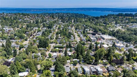 5547 38th Avenue NE Seattle WA 98105