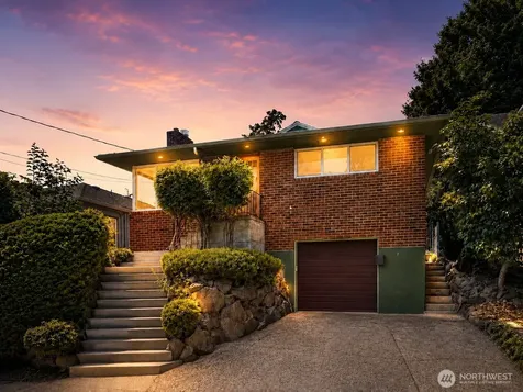 5547 38th Avenue NE Seattle WA 98105