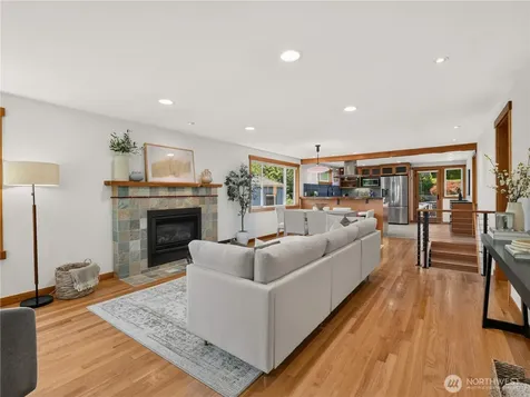5547 38th Avenue NE Seattle WA 98105