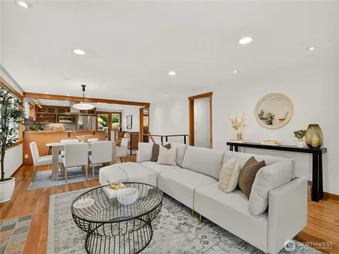 5547 38th Avenue NE Seattle WA 98105