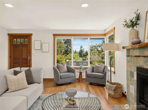 5547 38th Avenue NE Seattle WA 98105