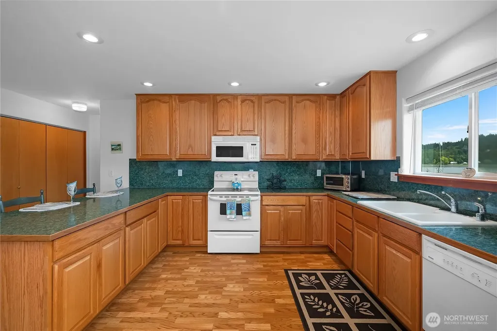 730 E North Bay Road Allyn WA 98524