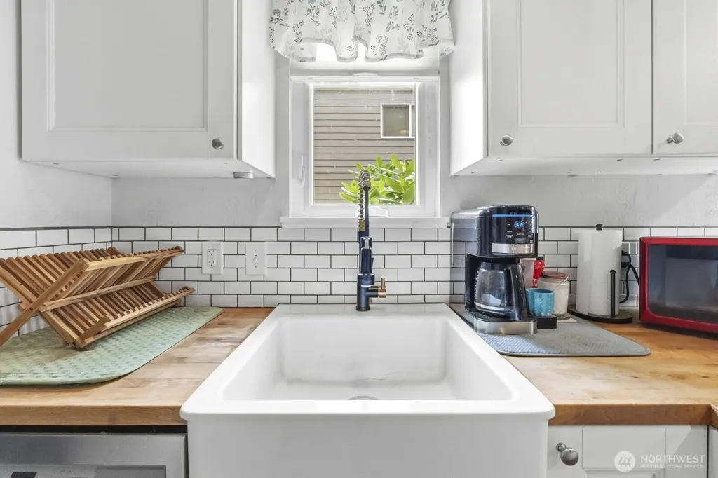 8442 26th Avenue SW Seattle WA 98106