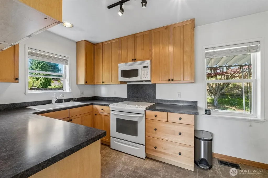 10235 33rd Avenue SW Seattle WA 98146
