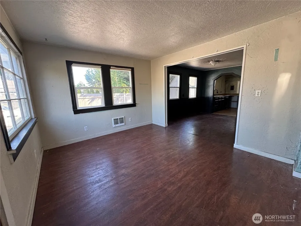 4727 Ocean Beach Highway Longview WA 98632