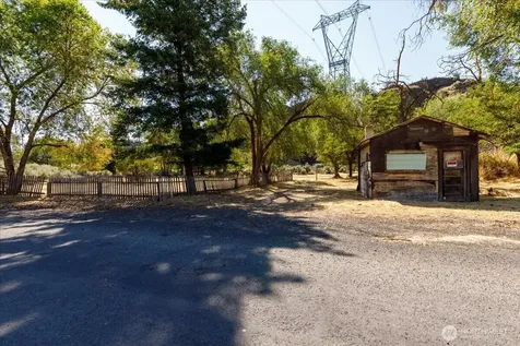 22007 NE Pleasant Valley Road Grand Coulee WA 99133
