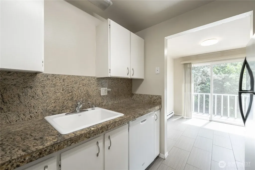 6107 NE 194th Place Kenmore WA 98028