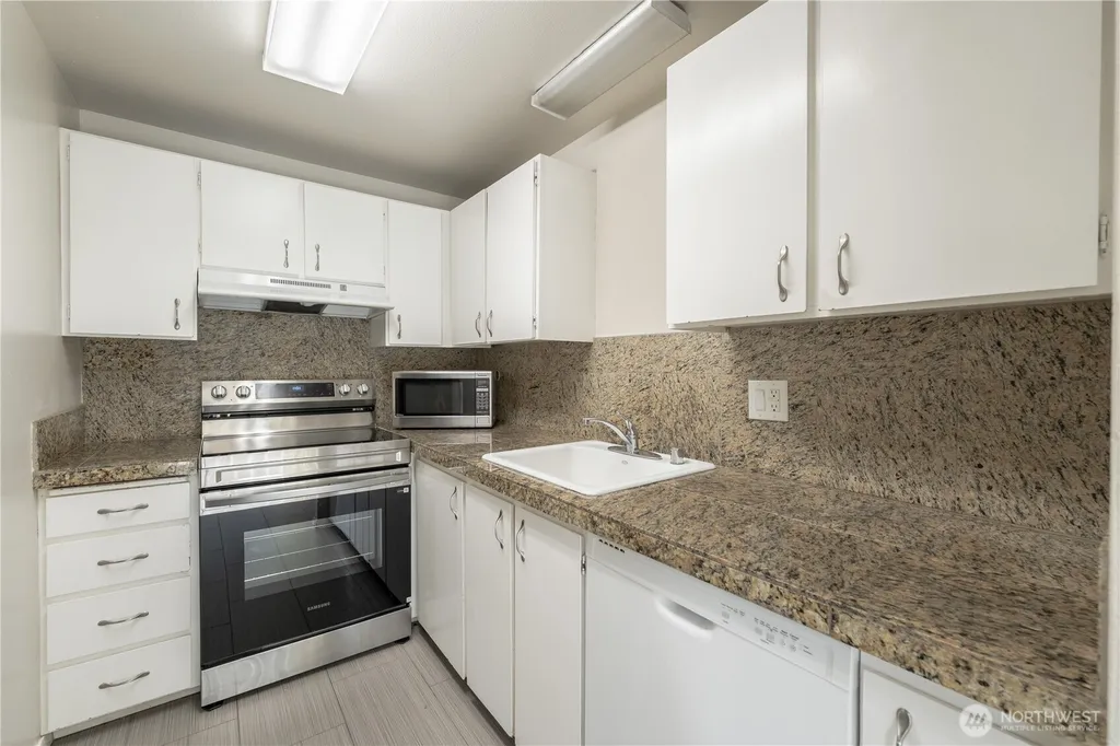 6107 NE 194th Place Kenmore WA 98028