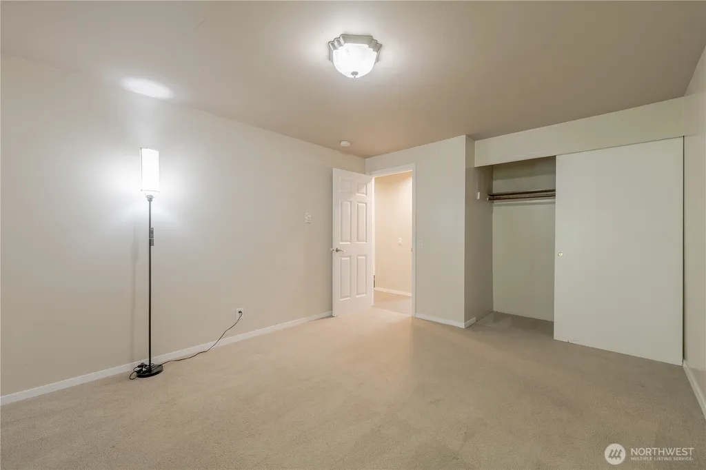 6107 NE 194th Place Kenmore WA 98028