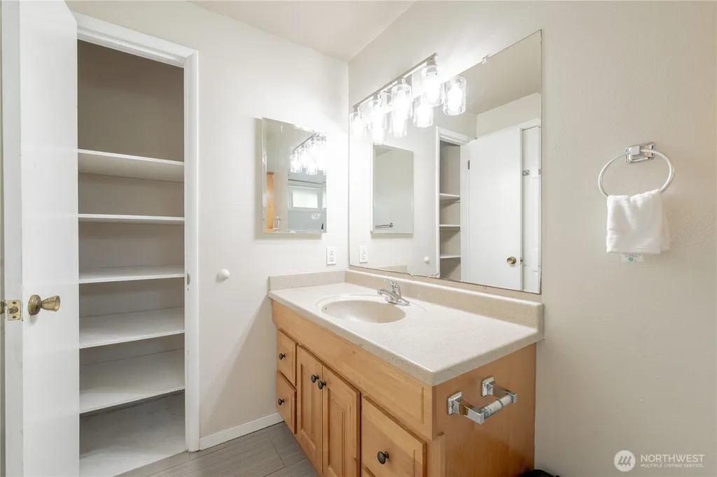 6107 NE 194th Place Kenmore WA 98028