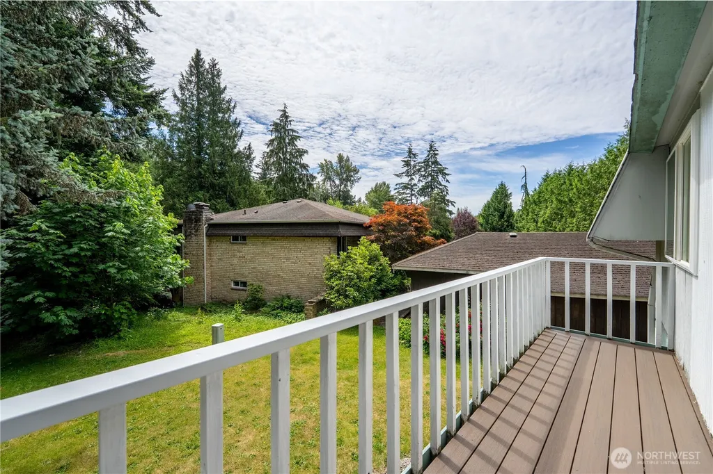 6107 NE 194th Place Kenmore WA 98028
