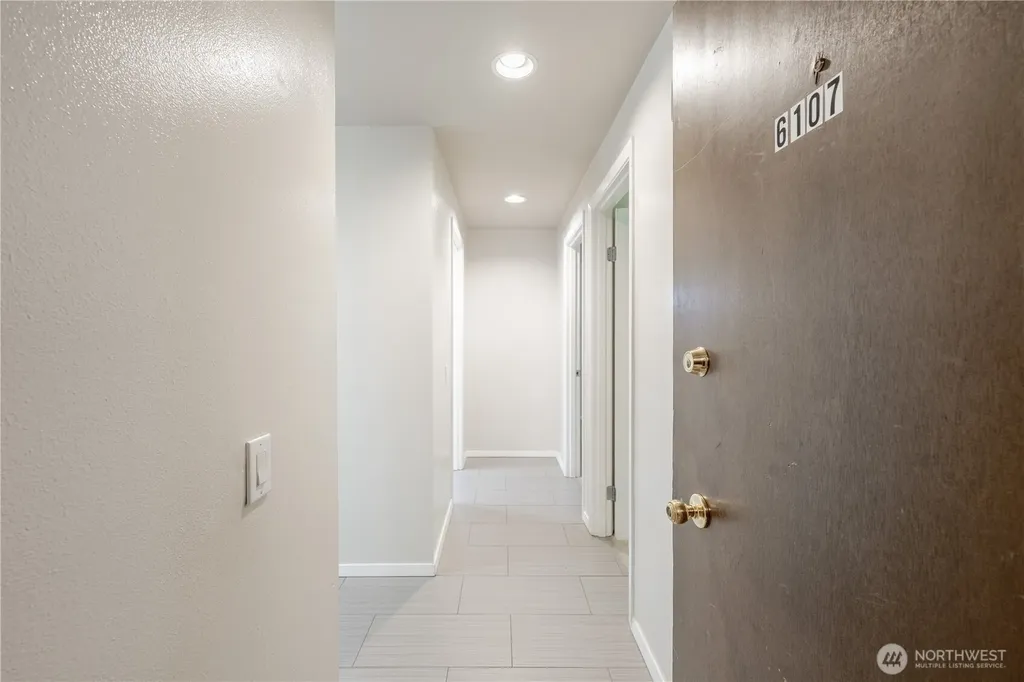 6107 NE 194th Place Kenmore WA 98028