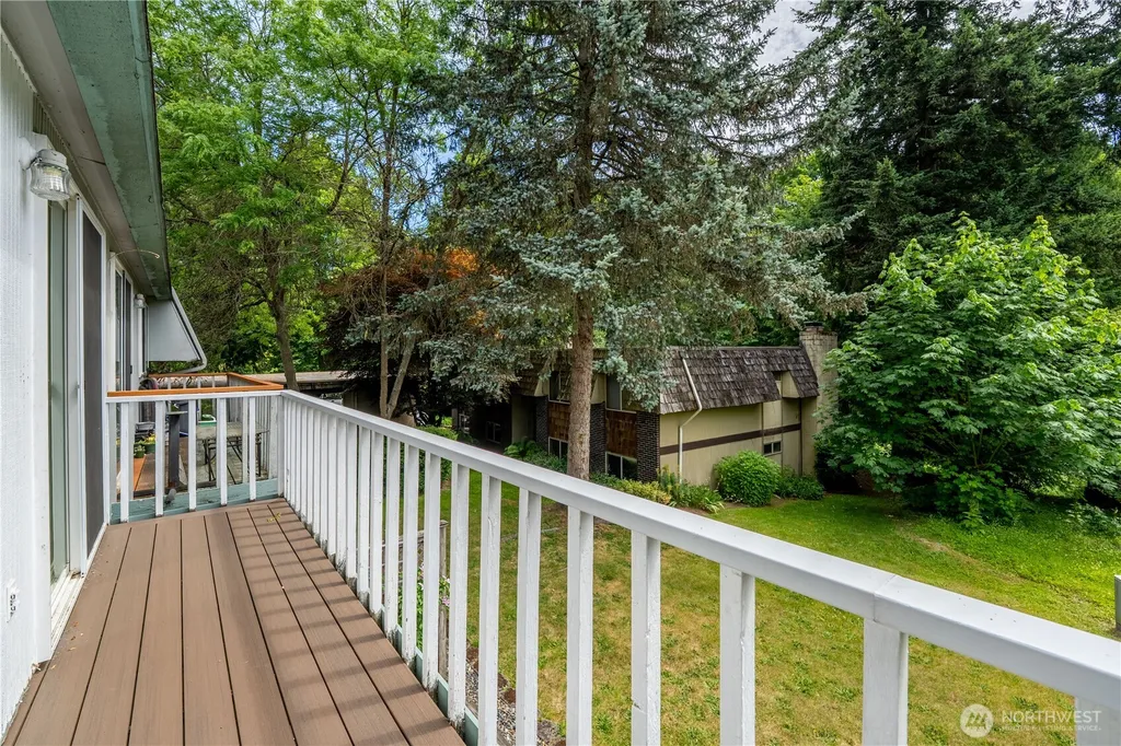 6107 NE 194th Place Kenmore WA 98028