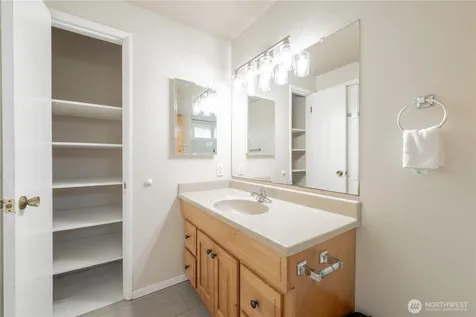 6107 NE 194th Place Kenmore WA 98028