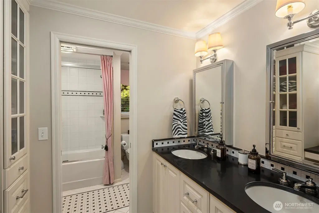 4140 W Mercer Mercer Island WA 98040