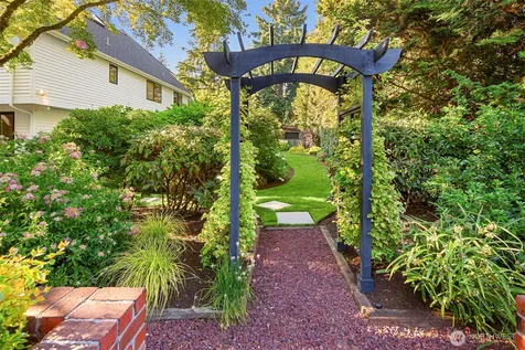 4140 W Mercer Mercer Island WA 98040
