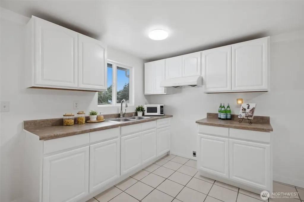 5922 23rd Avenue S Seattle WA 98108