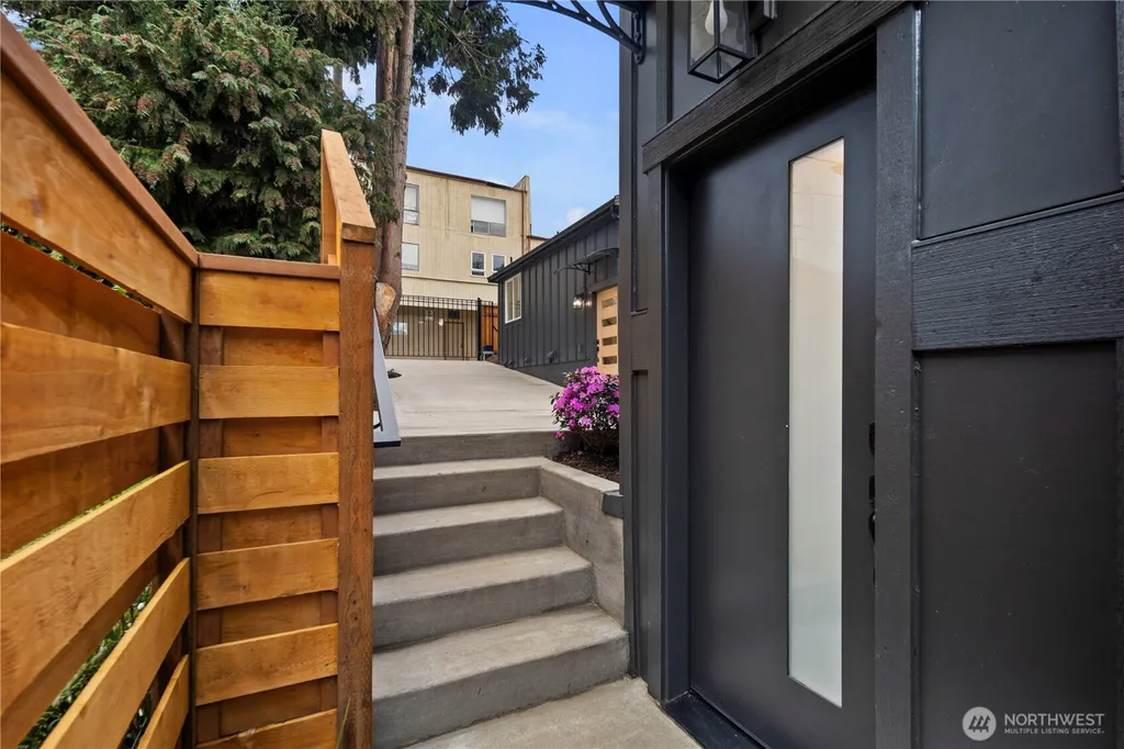 5520 Brooklyn Avenue NE Seattle WA 98105