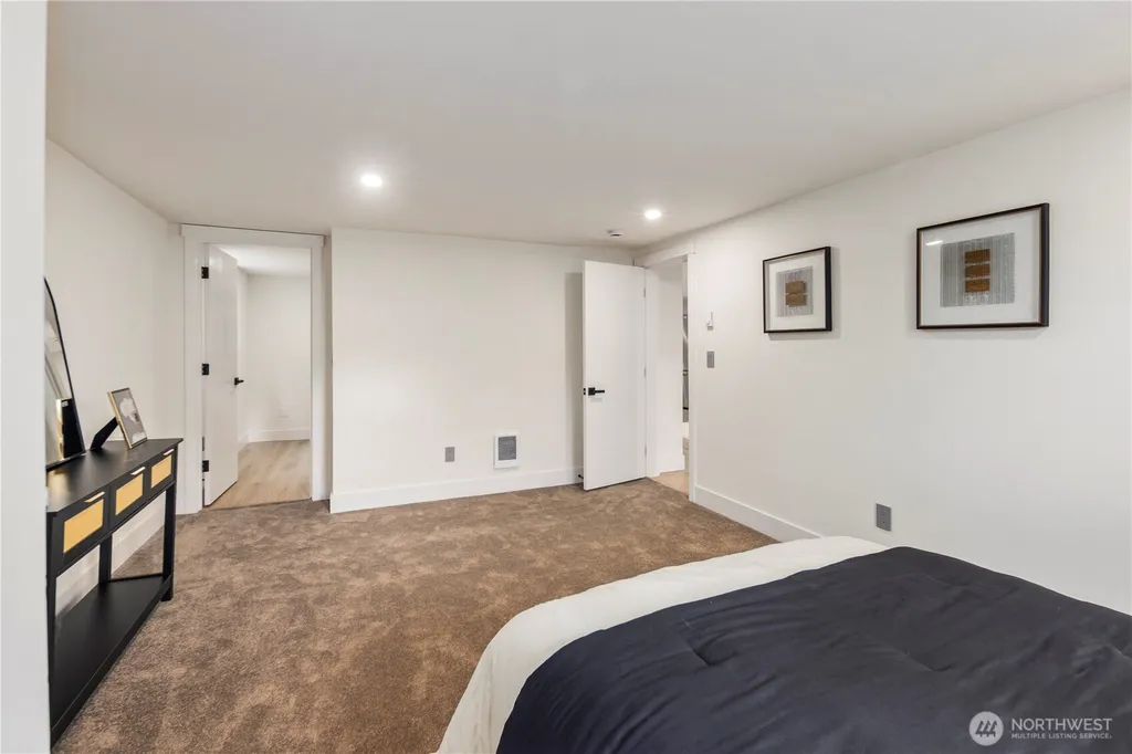 5520 Brooklyn Avenue NE Seattle WA 98105