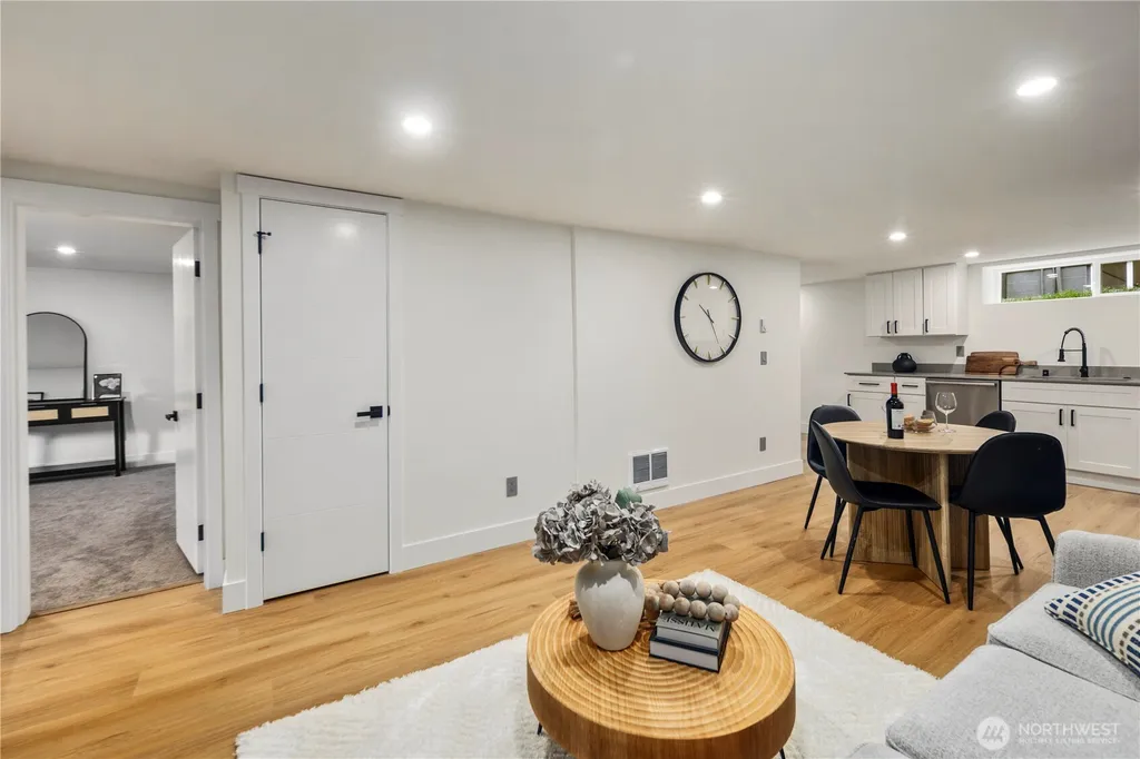 5520 Brooklyn Avenue NE Seattle WA 98105