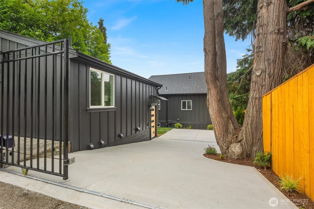 5520 Brooklyn Avenue NE Seattle WA 98105