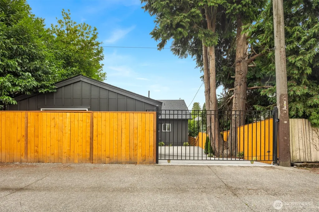 5520 Brooklyn Avenue NE Seattle WA 98105
